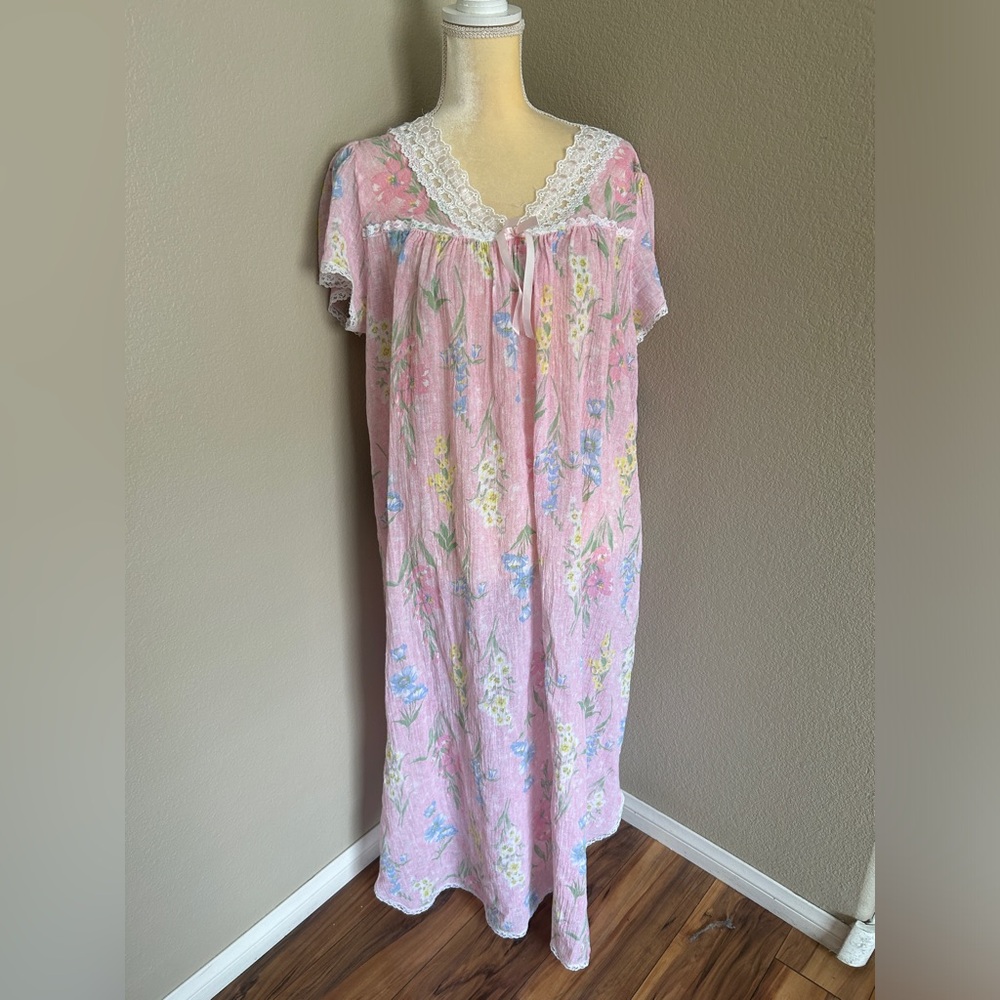 Character vintage Women's Pink Floral Nightgown with Lace Trim size M